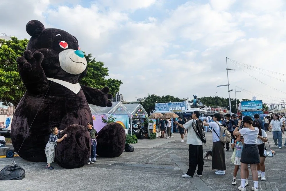 熊讚氣偶「愛心眼神」首度登場，吸引現場大小朋友合影留念。臺北市政府觀光傳播局提供