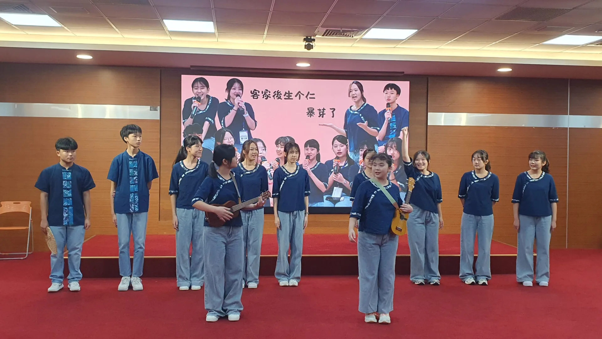 學員們身穿藍染服飾,表演融合二胡、烏克麗麗,還有傳統山歌、歌謠、現代流行的客家歌,並以客家人親切的問候語「食飽吂?」貫穿全場,展現交流的豐碩成果。苗栗縣政府提供