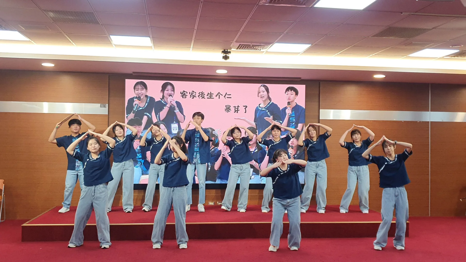 學員們身穿藍染服飾,表演融合二胡、烏克麗麗,還有傳統山歌、歌謠、現代流行的客家歌,並以客家人親切的問候語「食飽吂?」貫穿全場,展現交流的豐碩成果。苗栗縣政府提供