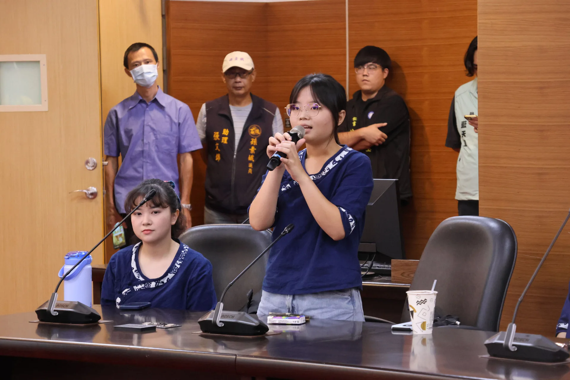 青少年訪問團團長張榕芸是國立苗栗高中畢業生,她選擇就讀中央大學客家學院,在會中分享參訪心得。苗栗縣政府提供