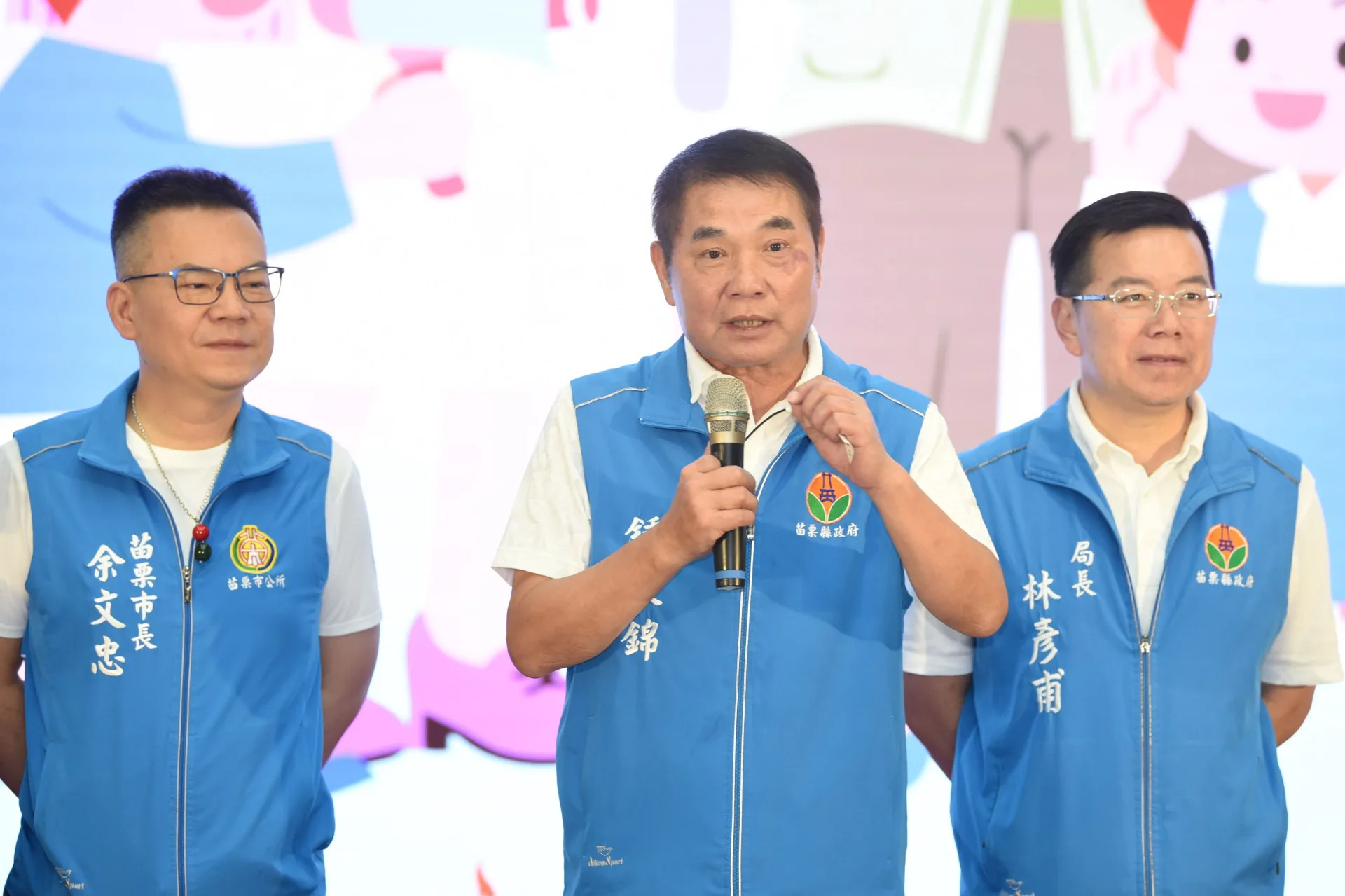 縣長鍾東錦（中）現場提出獎金加碼方案。苗栗縣政府提供