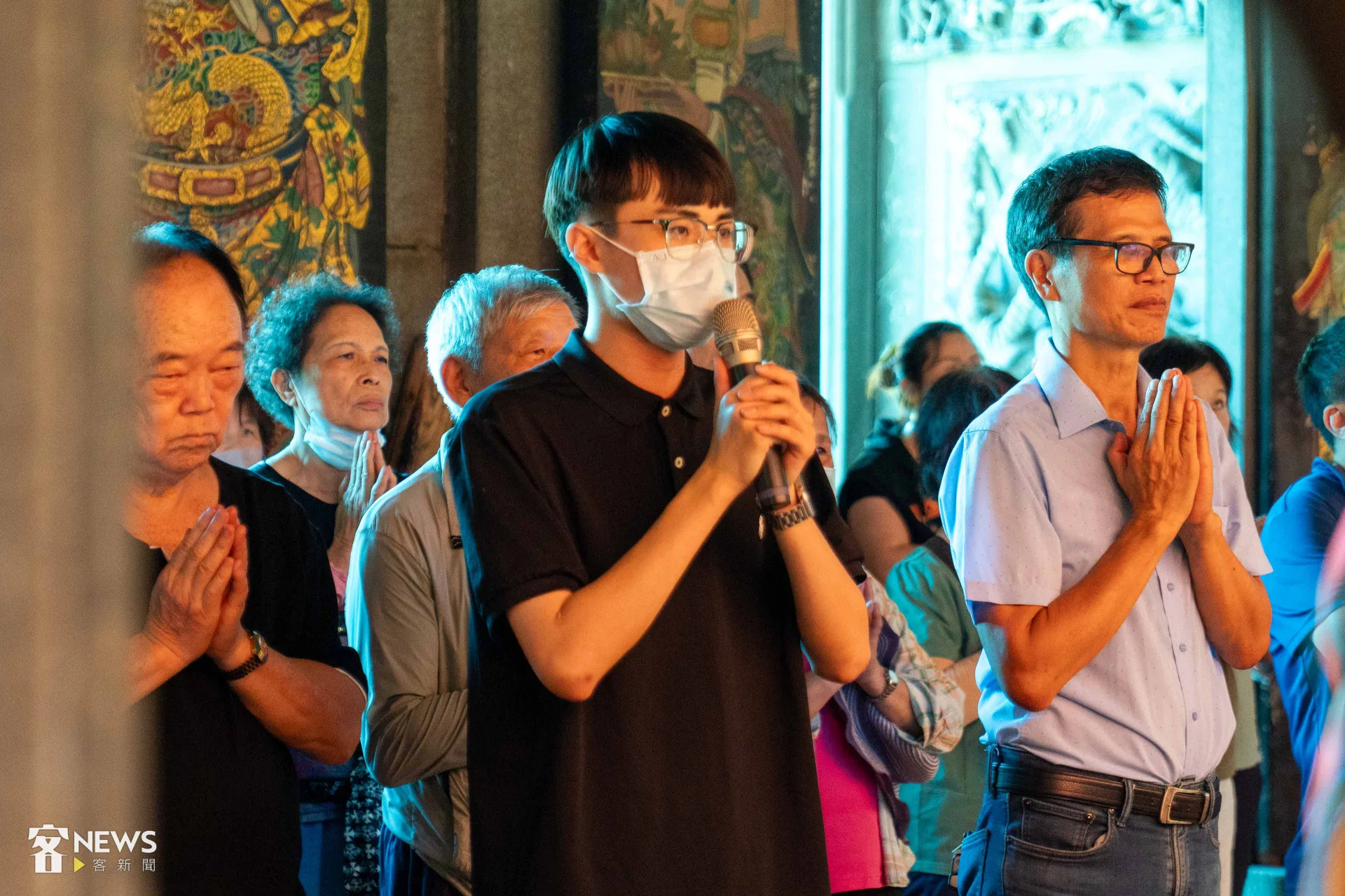 大學甫畢業的蔡碧桓用客語朗誦奉飯請神文，請義民爺前來享用居民的心意。李台源攝