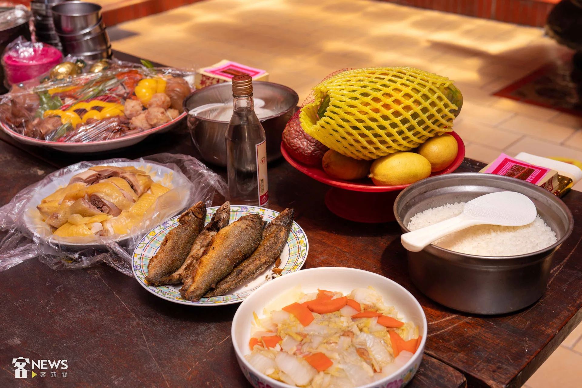 傳統奉飯會準備五菜一飯，也有人會額外再準備一鍋湯。李台源攝
