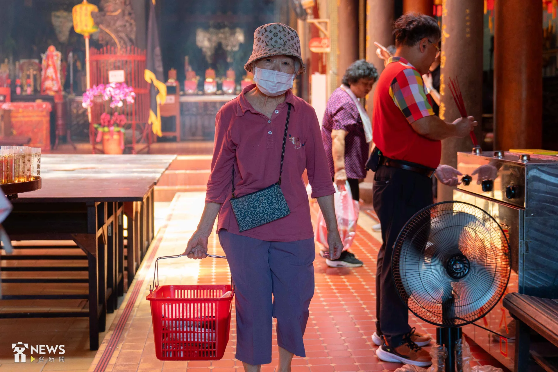 除了傳統的竹簍，也有民眾帶著塑膠提籃前來奉飯。李台源攝
