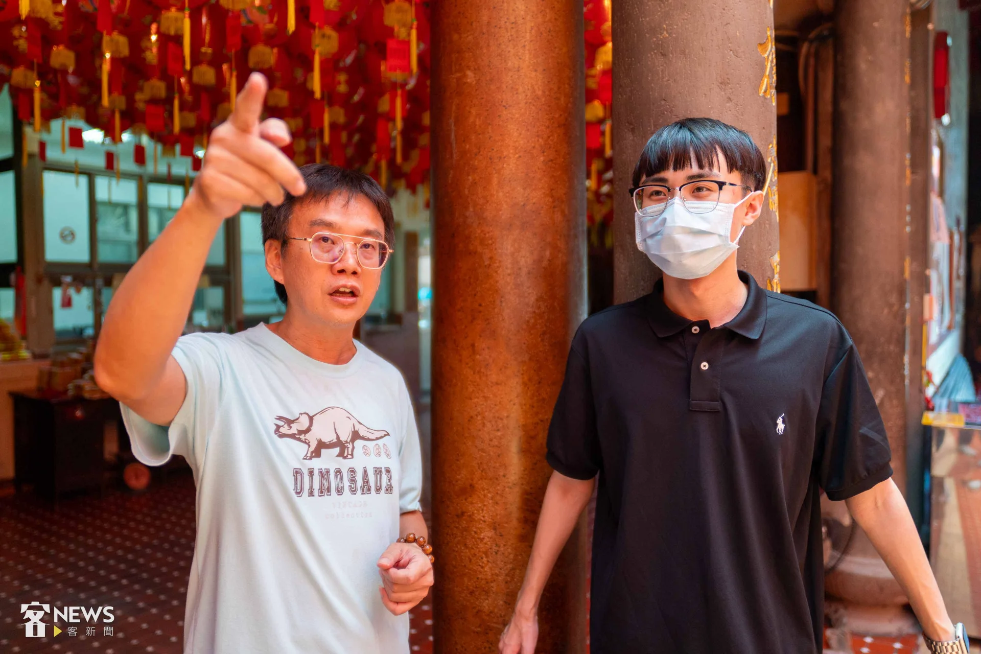 太和宮總幹事劉睿鴻（左）邀請蔡碧桓（右）在義民祭期間協助請神祭祀。李台源攝