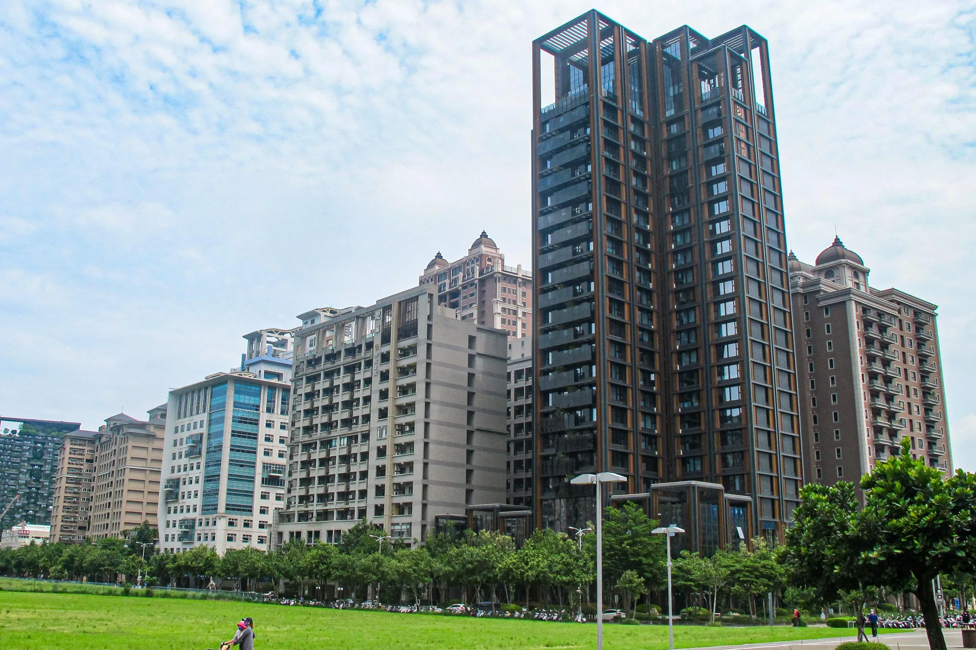 竹北市高樓大廈林立，是全台最現代化的縣轄市。何來美攝