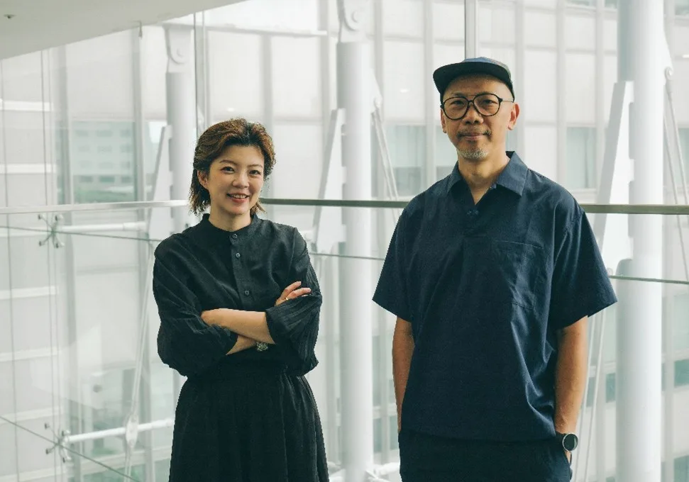 客家局長劉冠吟（左）與洋蔥設計創辦人黃家賢（右），共同為客家傳統祭典詮釋出嶄新模樣。新北客家局提供