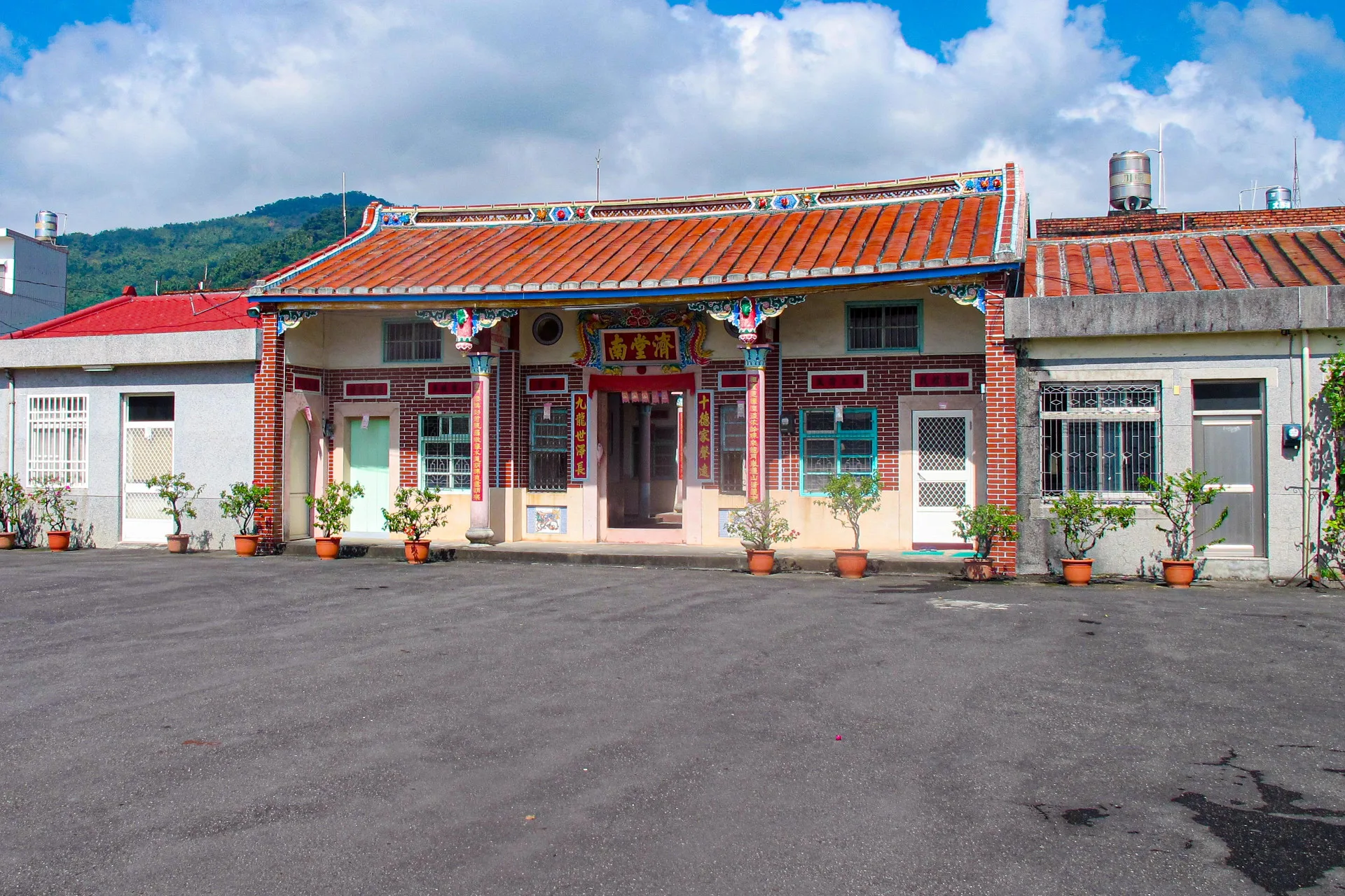 南北客家的堂號書寫有別，北客是「濟南堂」，南客是「濟堂南」，此座位於美濃的「濟堂南」建築，應屬南客。何來美攝