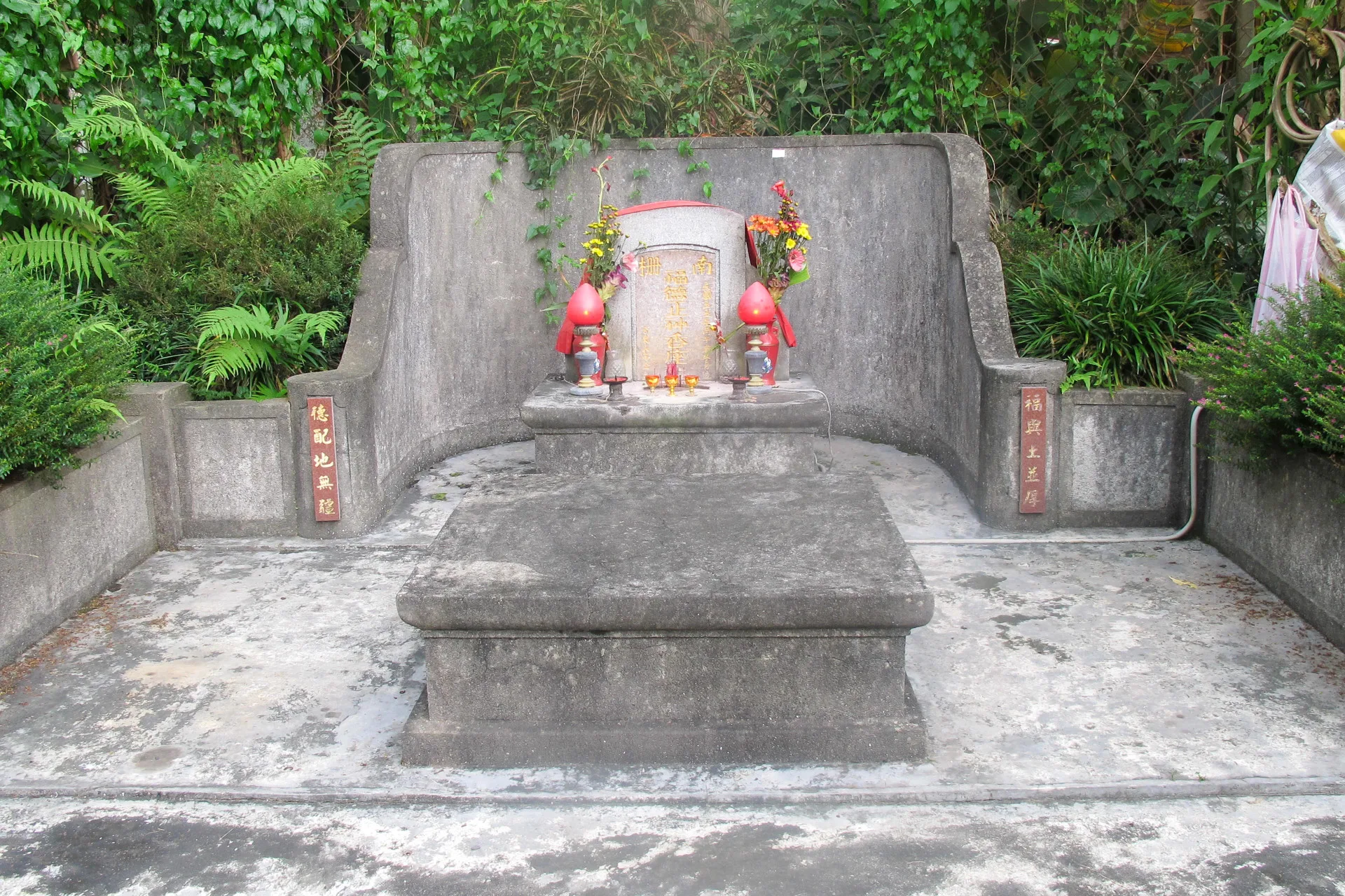 土地公造形南北客家仍舊有別，圖為萬巒五溝水的墓塚式土地公廟。何來美攝