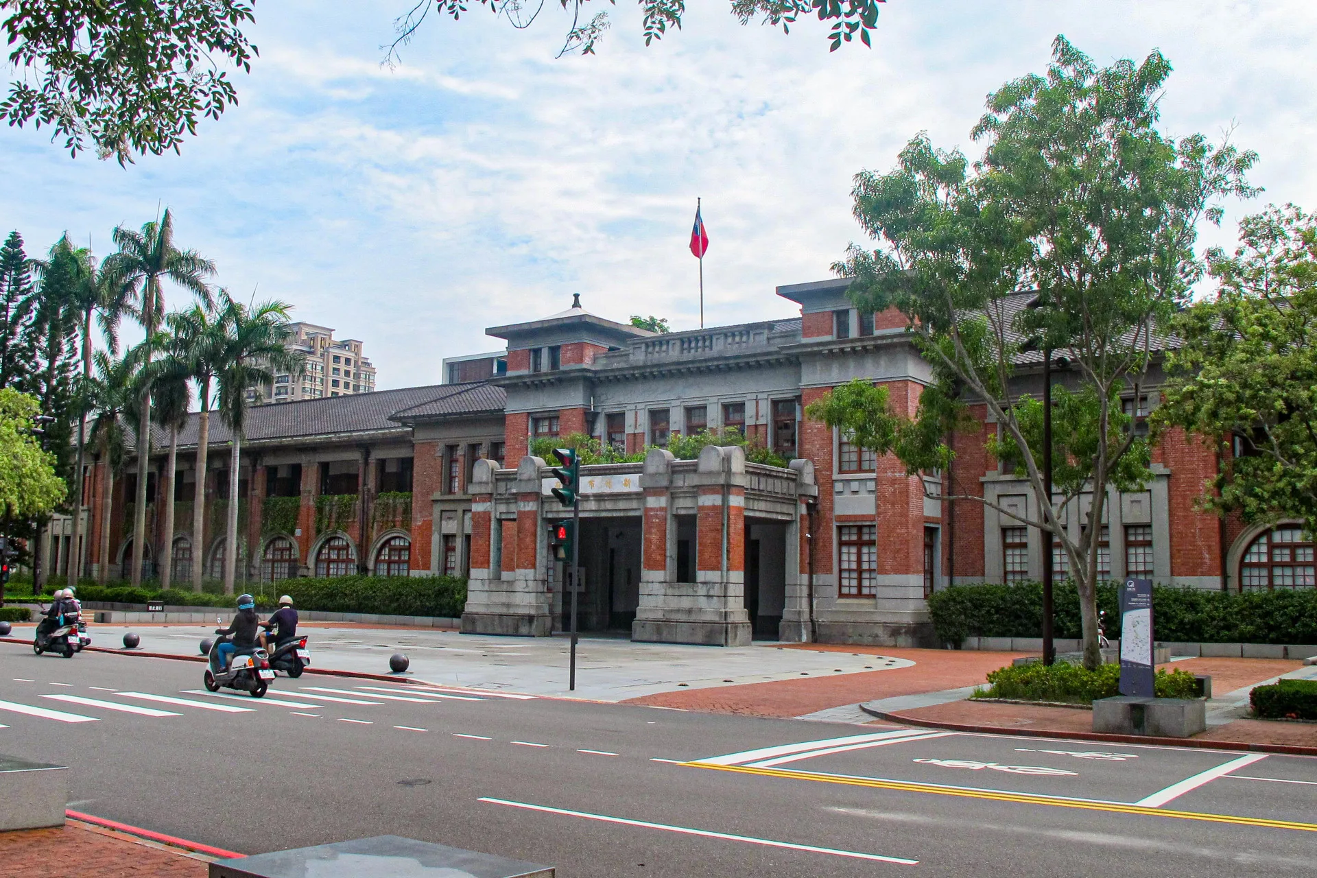 日治時期的新竹州廳，現仍是新竹市政府辦公場所，亦是新竹市的地標。何來美攝