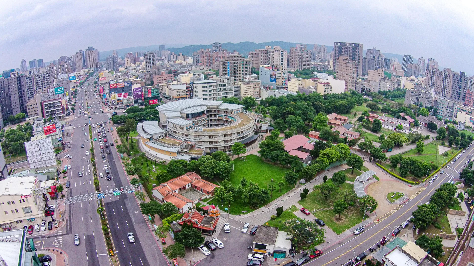 竹北市是新竹科學園區成立後發展最快的城市，隔條頭前溪，與新竹市形成南北科技雙子城，吸引許多北漂族謀職。圖為2017年從國立陽明交通大學客家學院所拍的空拍照，現當地已更加繁華熱鬧。王慧瑛提供