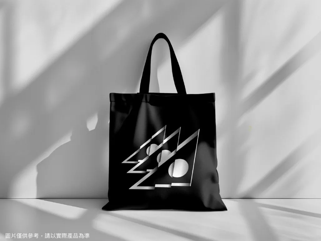 以黑令旗為靈感設計的「義民祭黑色帆布袋」，象徵著隨身攜帶著義民精神。新北客家局提供
