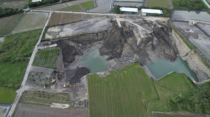 橋頭地檢署偵辦高雄市美濃區遭不法集團盜採土石並回填營建廢棄物案，估計該集團不法所得超過新台幣3億元。橋頭地檢署提供