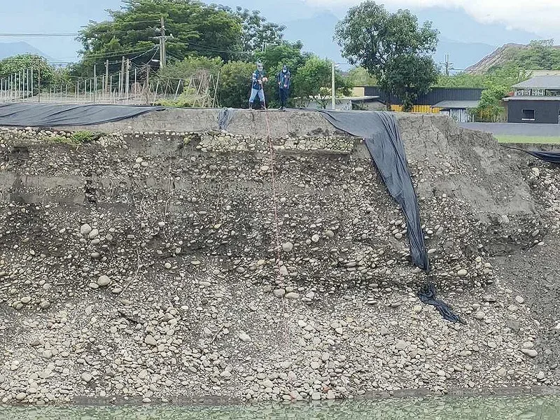 美濃不法集團盜採土石回填營建廢棄物案，發現盜挖深度達20公尺、面積超過6公頃，且遭盜採土石地點位於自來水水質水量保護區，已嚴重危害國土環保安全。