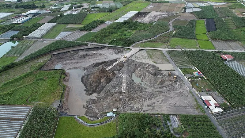 橋頭地檢署日前偵辦高雄市美濃區遭不法集團盜採土石及回填廢棄物案，訊後周姓地主等11人遭依非法從事廢棄物清理等罪嫌聲押，許姓怪手司機等4人則以新台幣10萬元交保。橋頭地檢署提供