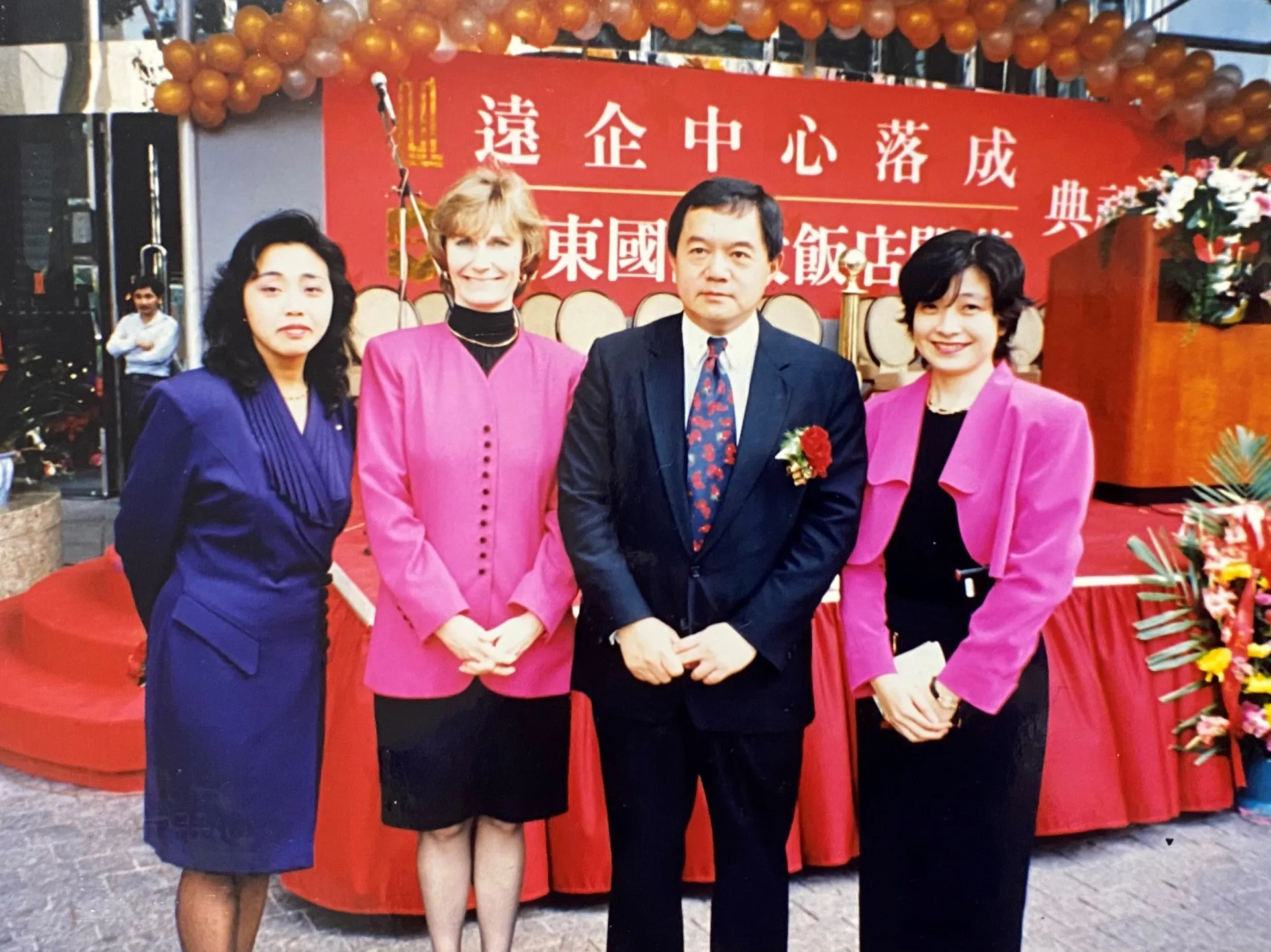 李佳燕(右1)於1994年加入台北遠東香格里拉酒店,擔任首任公關協理,參與籌備開幕。開幕當日與香格里拉集團公關主管及徐旭東董事長合影。李佳燕提供