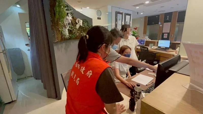 韓國女團TWICE將於11月22日到高雄開唱,但網友發現有旅宿業者當晚住宿售價飆升。高雄市政府觀光局前往稽查。高雄市觀光局提供