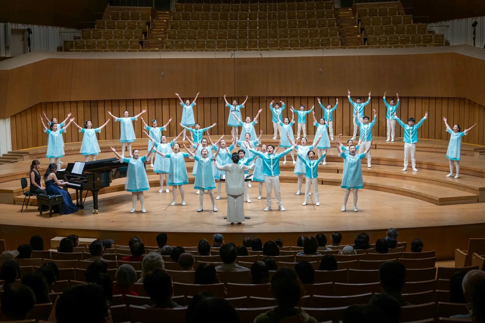 「揹帶个愛」昨晚在高雄衛武營演出，帶來〈揹帶〉、〈靚靚个中港溪〉兩首新曲。客傳會提供
