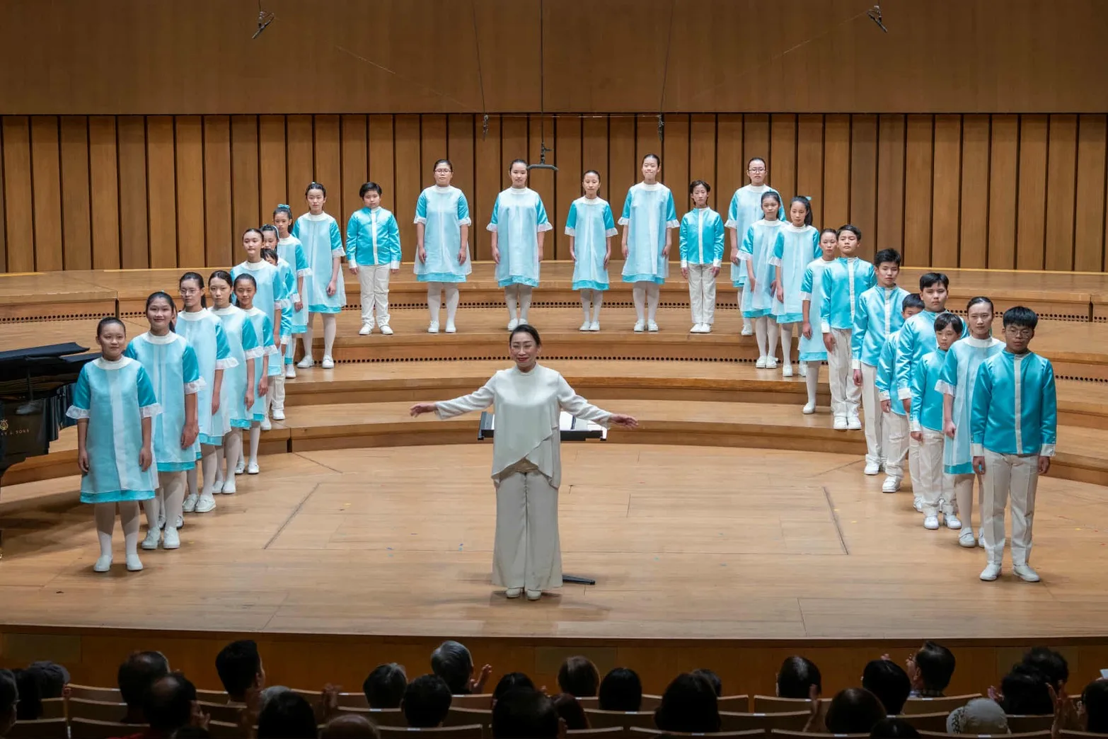 「揹帶个愛」昨晚在高雄衛武營演出，帶來〈揹帶〉、〈靚靚个中港溪〉兩首新曲。客傳會提供