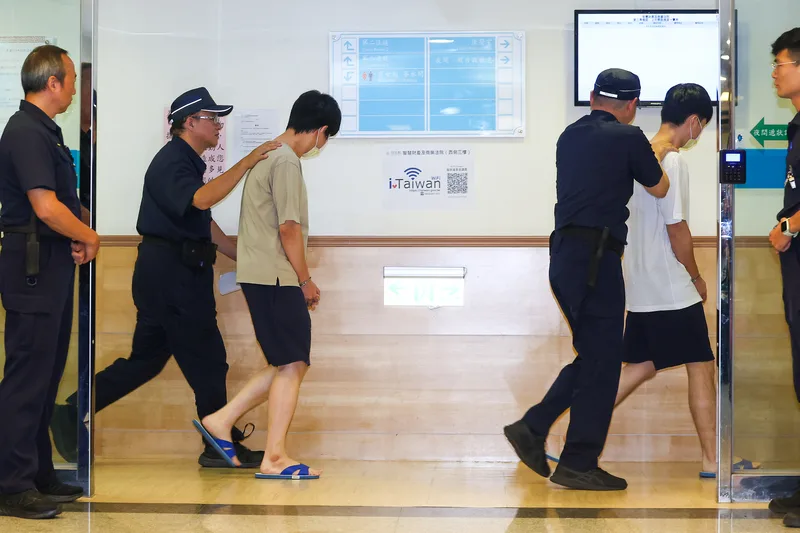 台積電離職工程師陳力銘、在職工程師吳秉駿（白衣）、戈一平（米衣）涉嫌洩漏台積電關鍵技術，遭檢方依違反營業秘密法等罪起訴。高檢署智財分署1日將羈押中3名被告移由智慧財產及商業法院審理，由法官裁定是否繼續羈押。中央社