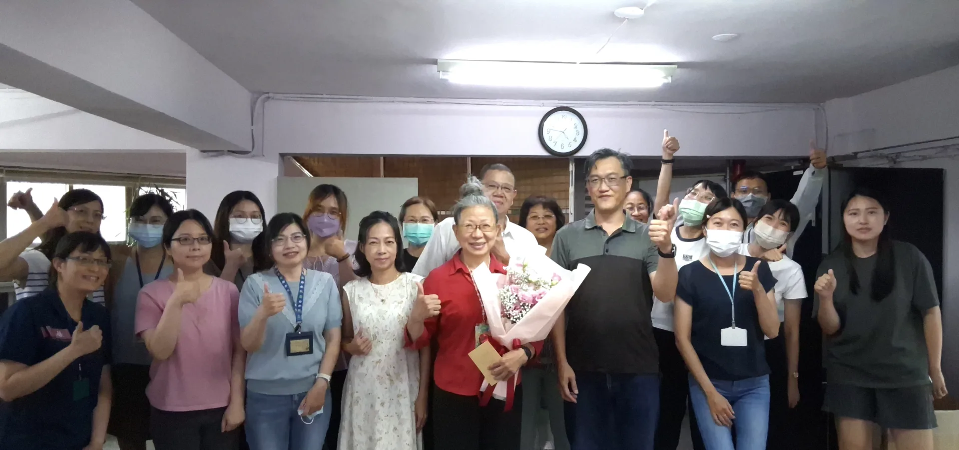 唐女士受訓期滿離職前與地所登記課同仁合影。新竹市地政事務所提供