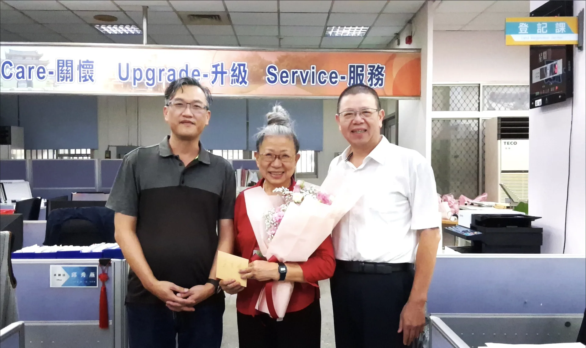 唐女士受訓期滿離職前與地所主任及課長合影。新竹市地政事務所提供