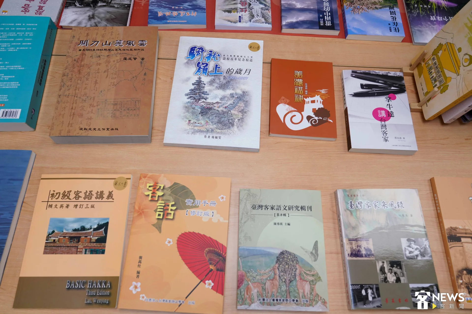 本次巡迴書展展出客傳會歷年補助之出版品，包括客家文學、語言學習、在地文史等。朱愷元攝