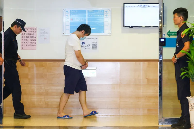 台積電離職工程師陳力銘（中）涉嫌洩漏台積電關鍵技術，遭檢方依違反營業秘密法等罪起訴。高檢署智財分署1日將羈押中被告移由智慧財產及商業法院審理。中央社