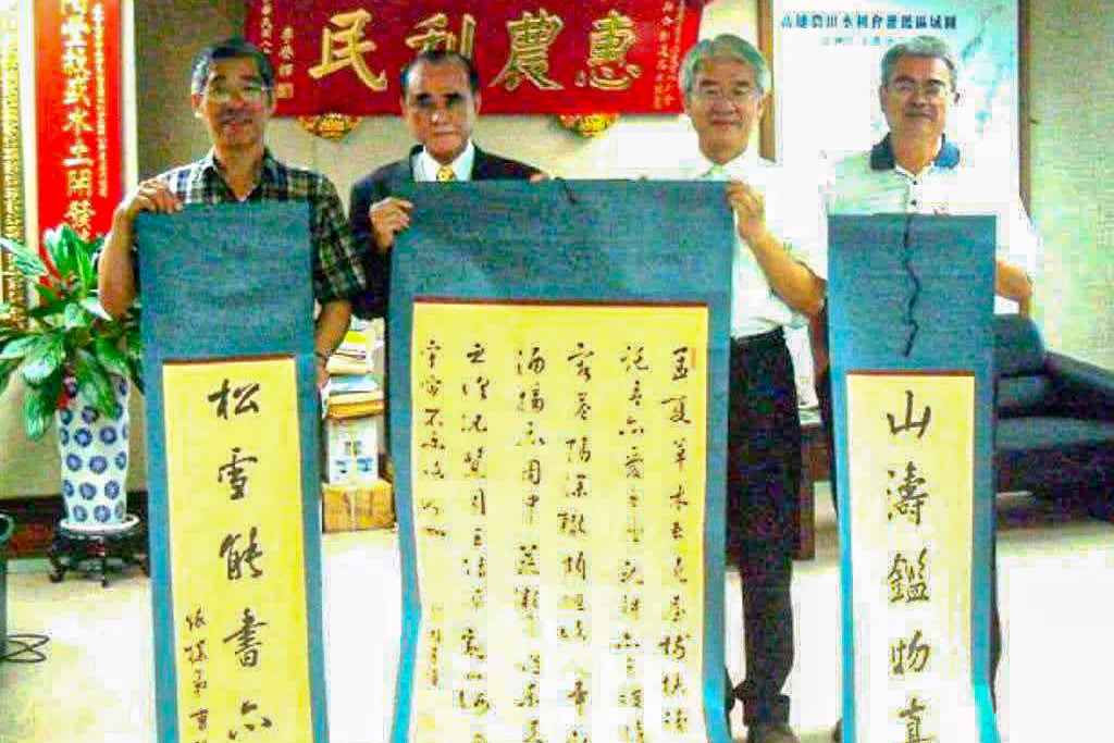蔡仁堅(右二)與新竹文史大師張德南(右一)拜訪高雄曹公廟,獲贈曹瑾手跡拓印軸卷。陳權欣攝