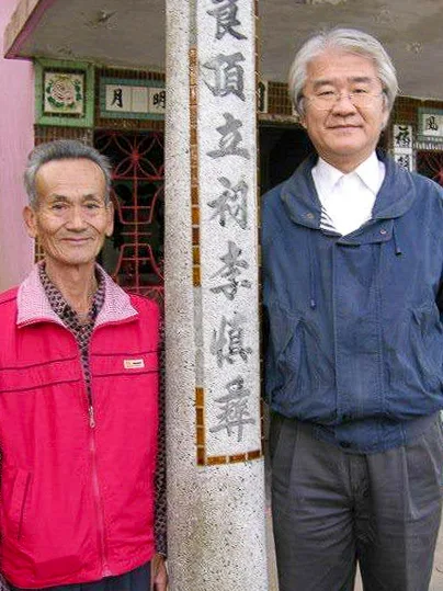 李慎彝受三灣鄉民敬愛變成土地公受後人敬拜。蔡仁堅跟當地村長在土地公前合影。陳權欣攝