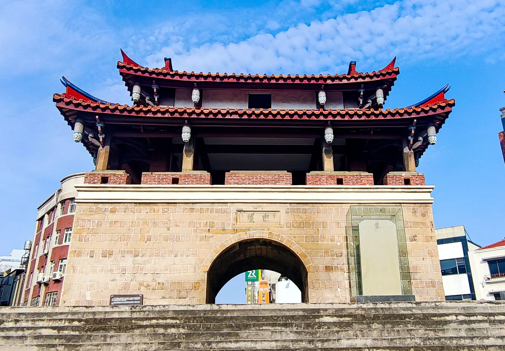 1827年,李慎彝下令以石磚重建竹塹城,興築東南西北四門與城樓,奠定今日新竹城基礎。圖為東門城迎曦門。陳權欣攝
