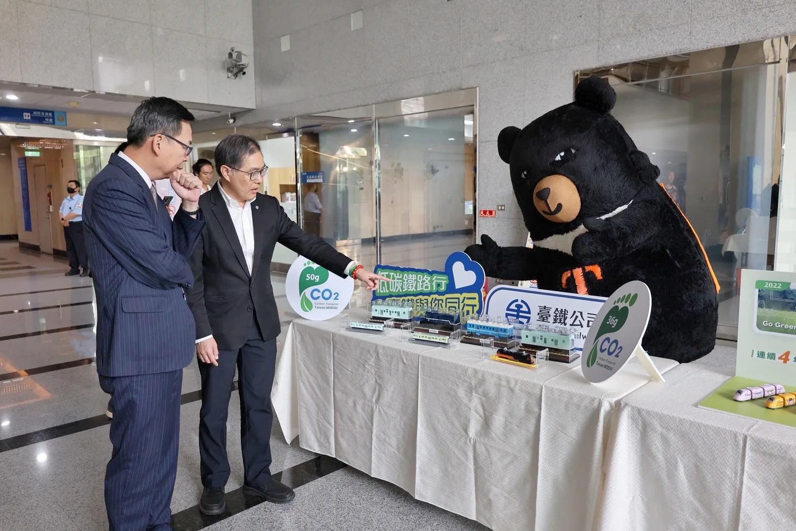 台鐵推出活動，旅客凡搭乘台鐵對號列車並入住永續認證旅宿，憑車票與飯店發票，即可兌換台鐵便當抵用劵或禮賓室抵用劵。台鐵提供