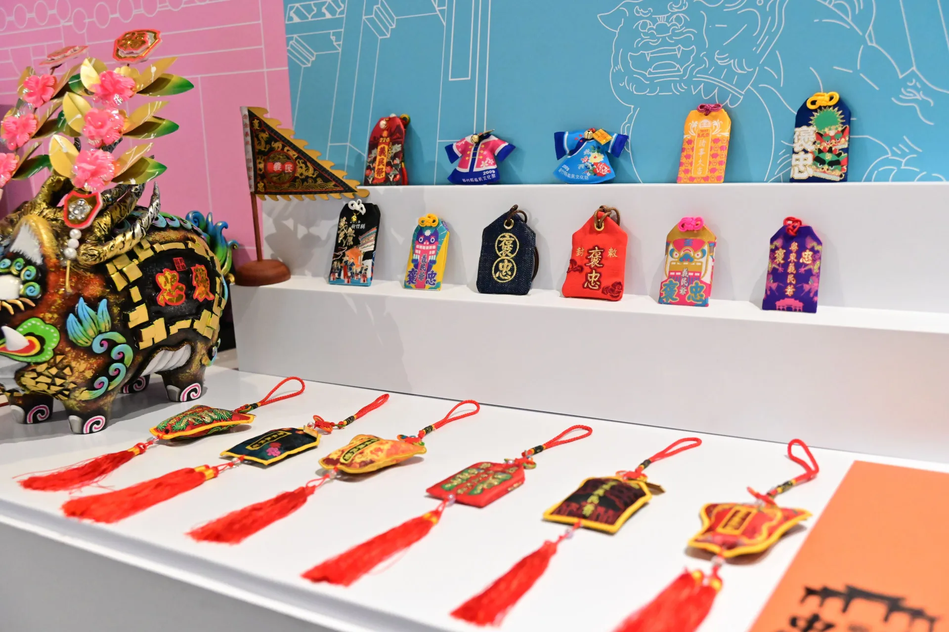 展區特別展示歷年義民祭文宣與平安符。新竹縣政府提供