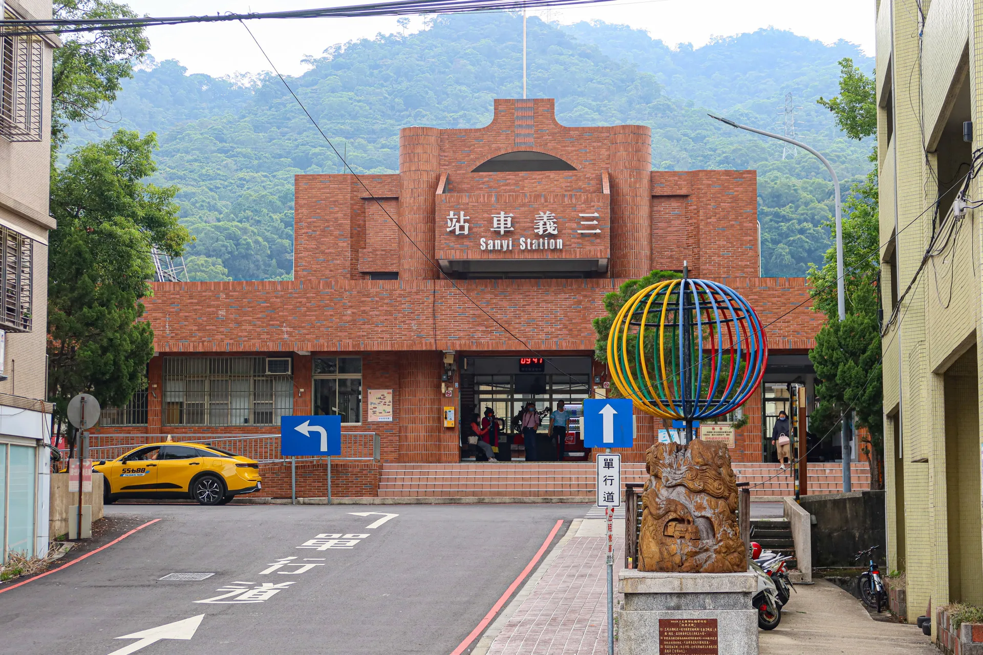 目前的三義火車站已改建成鋼筋水泥建築。何來美攝