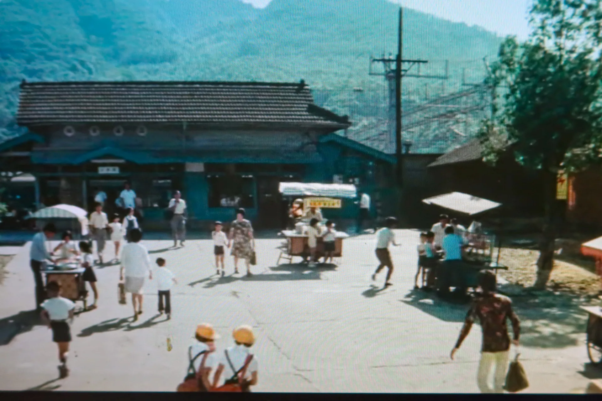 1979年「小城故事」拍攝時,三義火車站還是木造建築。何來美翻攝自「小城故事」影片