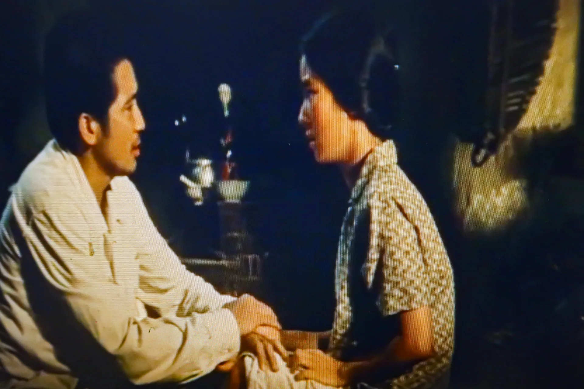 「原鄉人」多數情節是貧病作家鍾理和(秦漢)與妻子鍾平妹(林鳳嬌)過著「貧賤夫妻百事哀」的辛酸,故事淒美動人。何來美翻攝自「原鄉人」影片