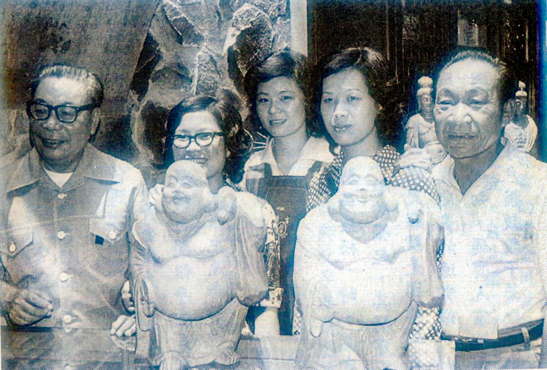 三義百吉行老板劉恴春(右一)是故總統蔣經國(左一)的民間友人,劉恴春協助警總辦職訓班,也促成電影「小城故事」的拍攝。何來美攝
