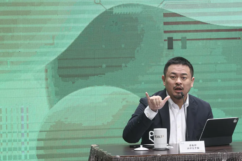 行政院4日舉行院會後記者會，勞動部長洪申翰（圖）出席說明勞工育嬰照顧政策並回應媒體提問。中央社
