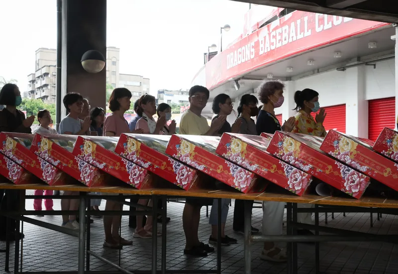 中元節即將到來,許多家戶會準備好供品,焚香、燒紙錢,藉此以表對好兄弟的敬意,也祈求平安順遂。中央社