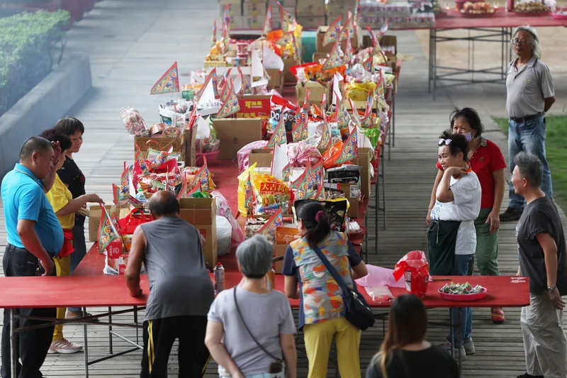 中元節即將到來,許多家戶會準備好供品,焚香、燒紙錢,藉此以表對好兄弟的敬意,也祈求平安順遂。中央社