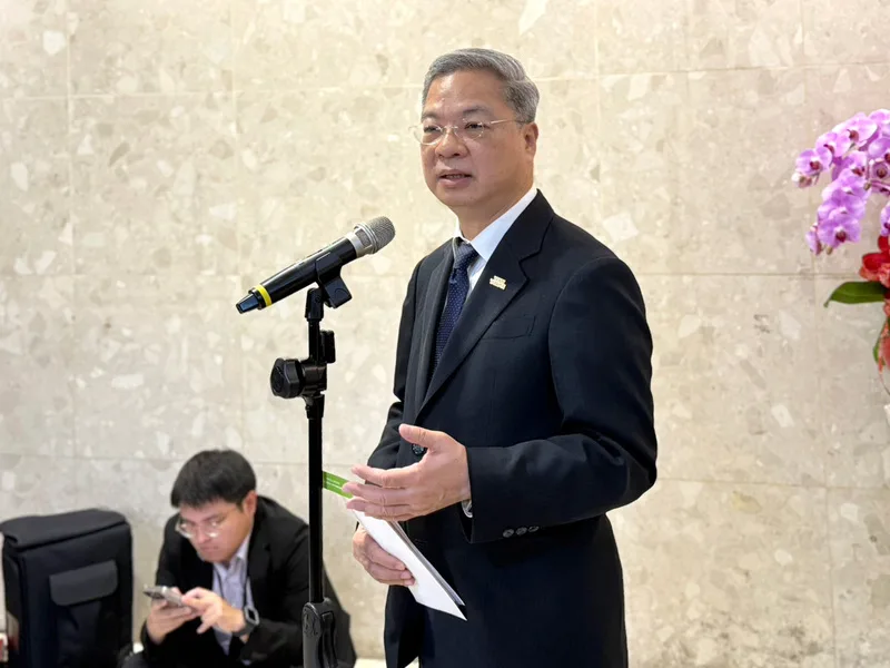 經濟部長龔明鑫上任首日即與產業公協會進行交流會議，他會後受訪表示，匯率穩定、關稅談判、碳費、勞動力來源、最低工資等議題為業界所關切，後續每3個月都會和產業界更新進度。中央社