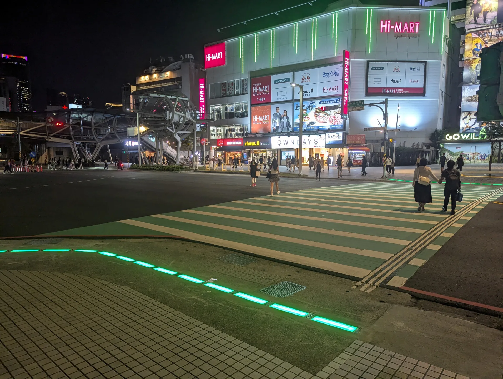 府中站1號出口側「行人地面警示燈」。新北市政府提供