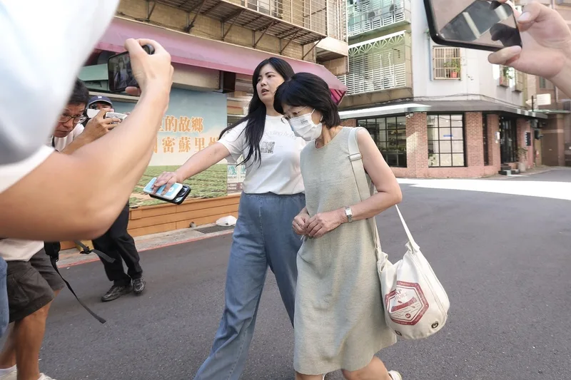 柯文哲妻子陳佩琪（前）下午約3時不發一語返回家中。中央社