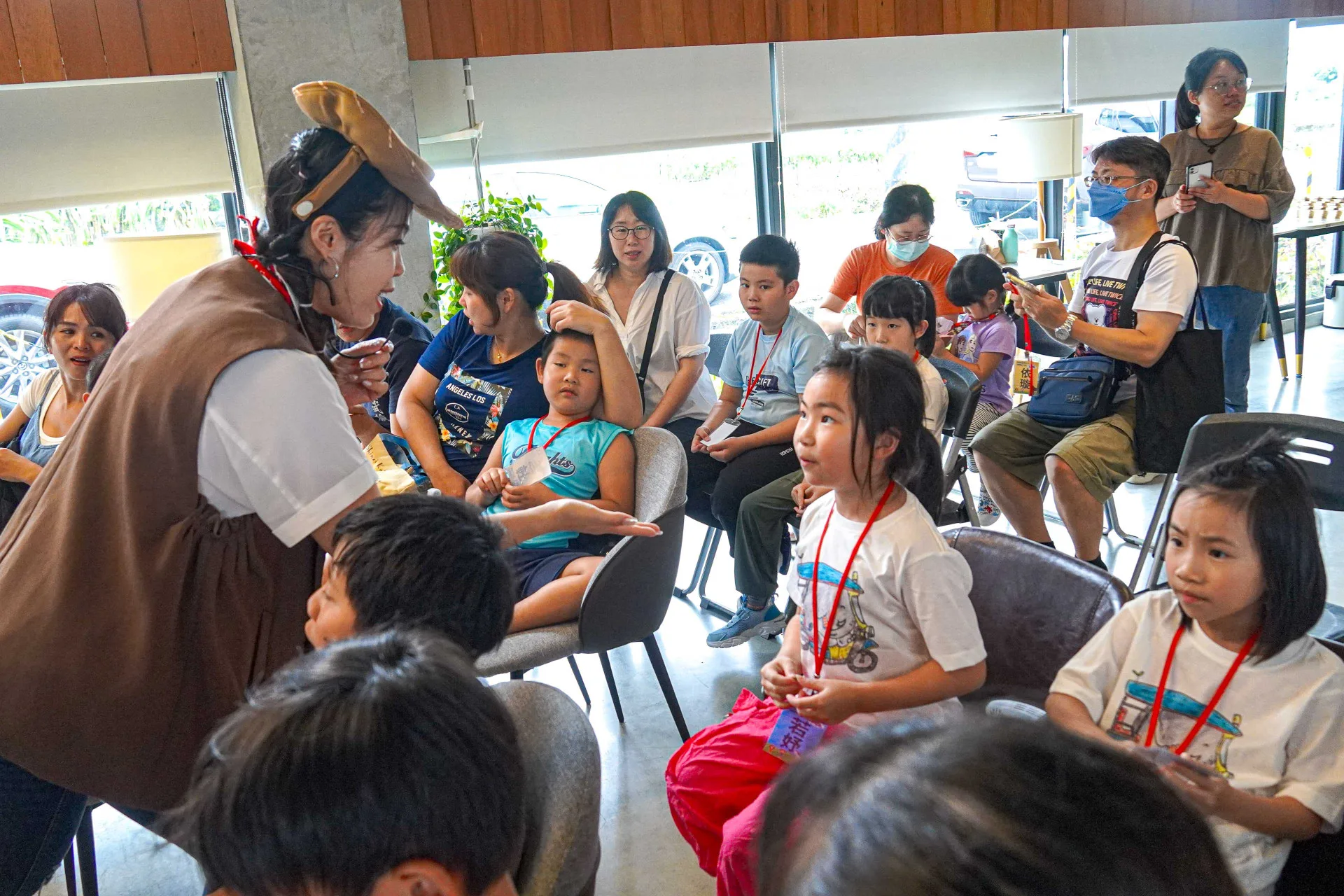 講師拿著麥克風，詢問底下的孩子「請問你兜會講麼个客話？」台下孩子們各個都踴躍發言。林鴻文攝