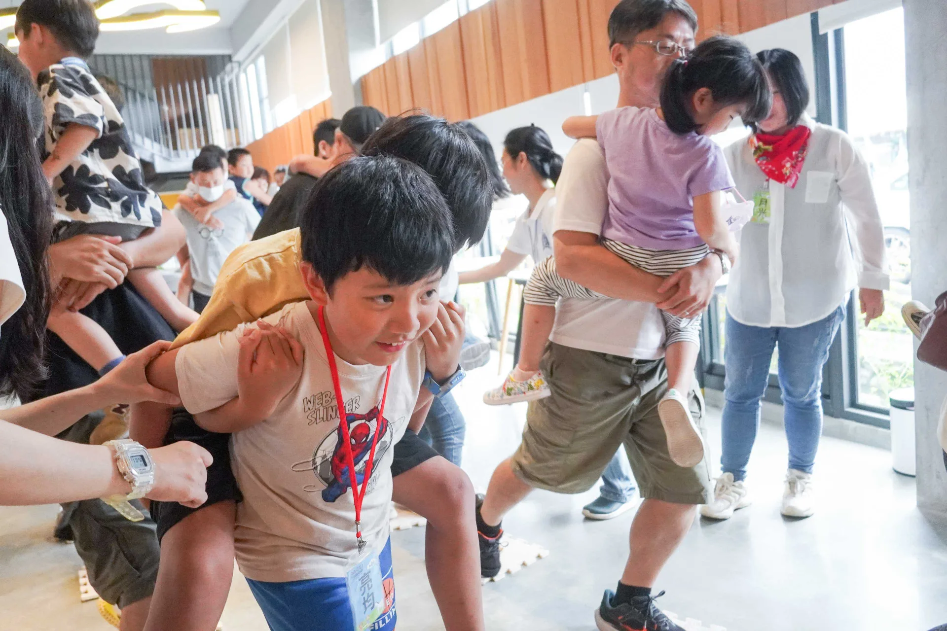 「客語多元親子活動」活動帶著大人細子體驗「細細馬場主人」以及「細細警察」的一天。林鴻文攝