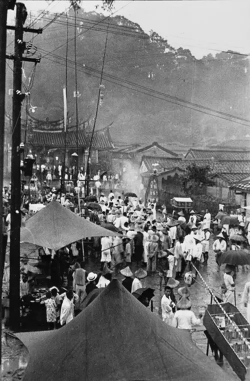 1930年代攝影家鄧南光影像中的大隘中元普度。滾回家翻攝提供