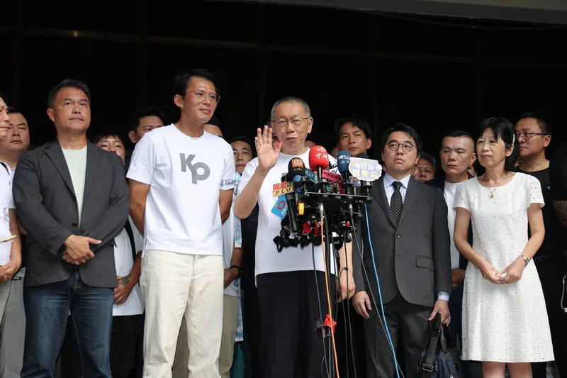 台北市前市長柯文哲涉及京華城等案聲請具保停押，台北地方法院裁定以7000萬元交保。圖為柯文哲（前中）8日下午在妻子陳佩琪（前右）、民眾黨主席黃國昌（前左2）等人陪同下離開北院，隨後對外發表談話。中央社