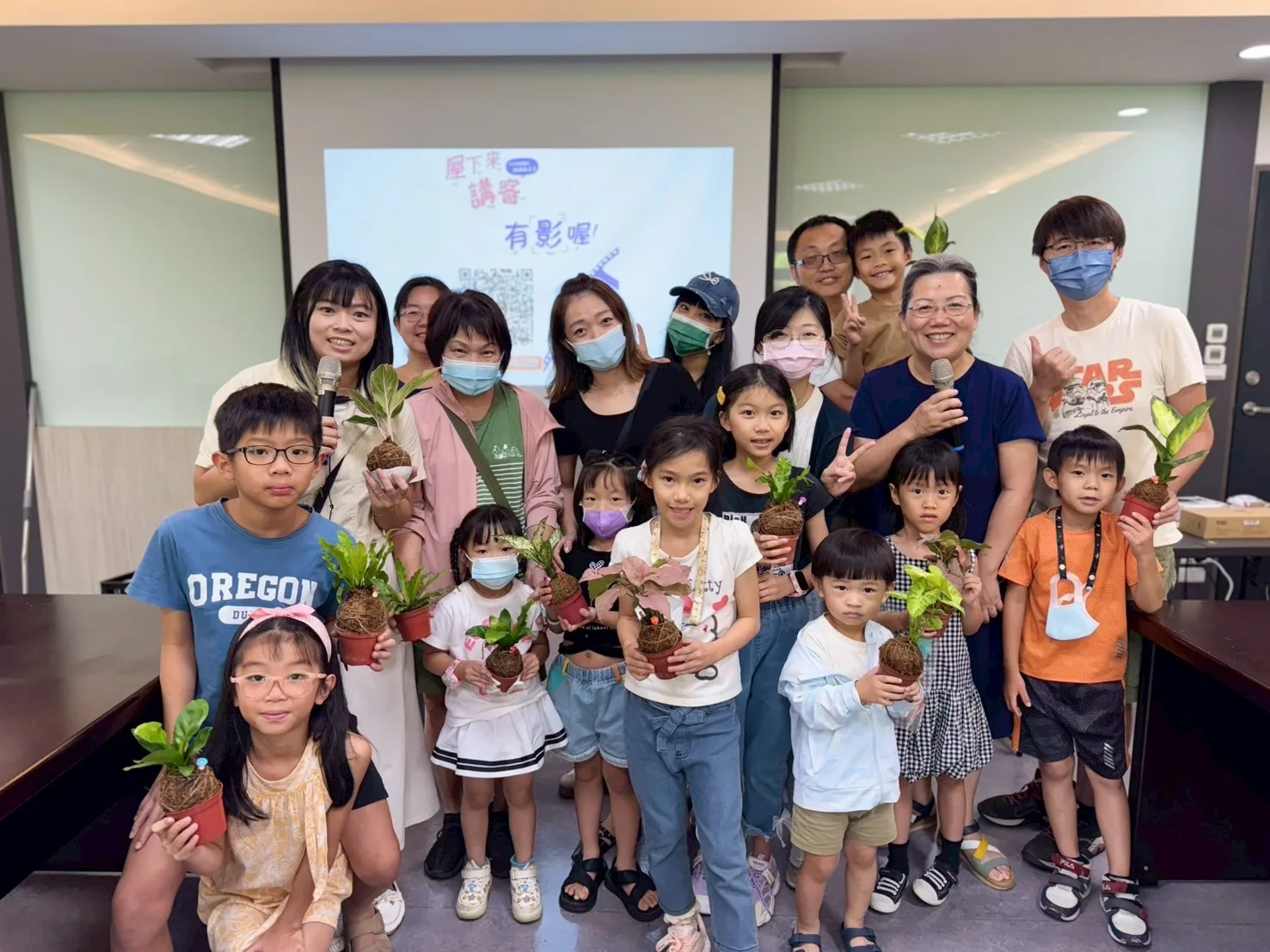 親子共學苔球手作，引導孩子自然開口使用客語交流。桃園市客家局提供