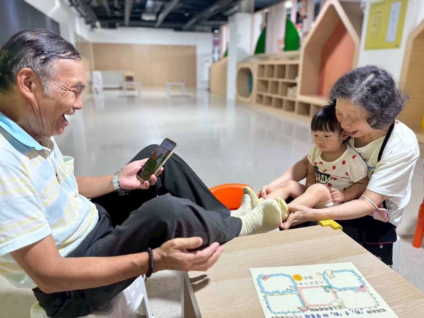 祖孫共同參與增能活動，展現跨世代客語傳承及家庭凝聚力。桃園市客家局提供