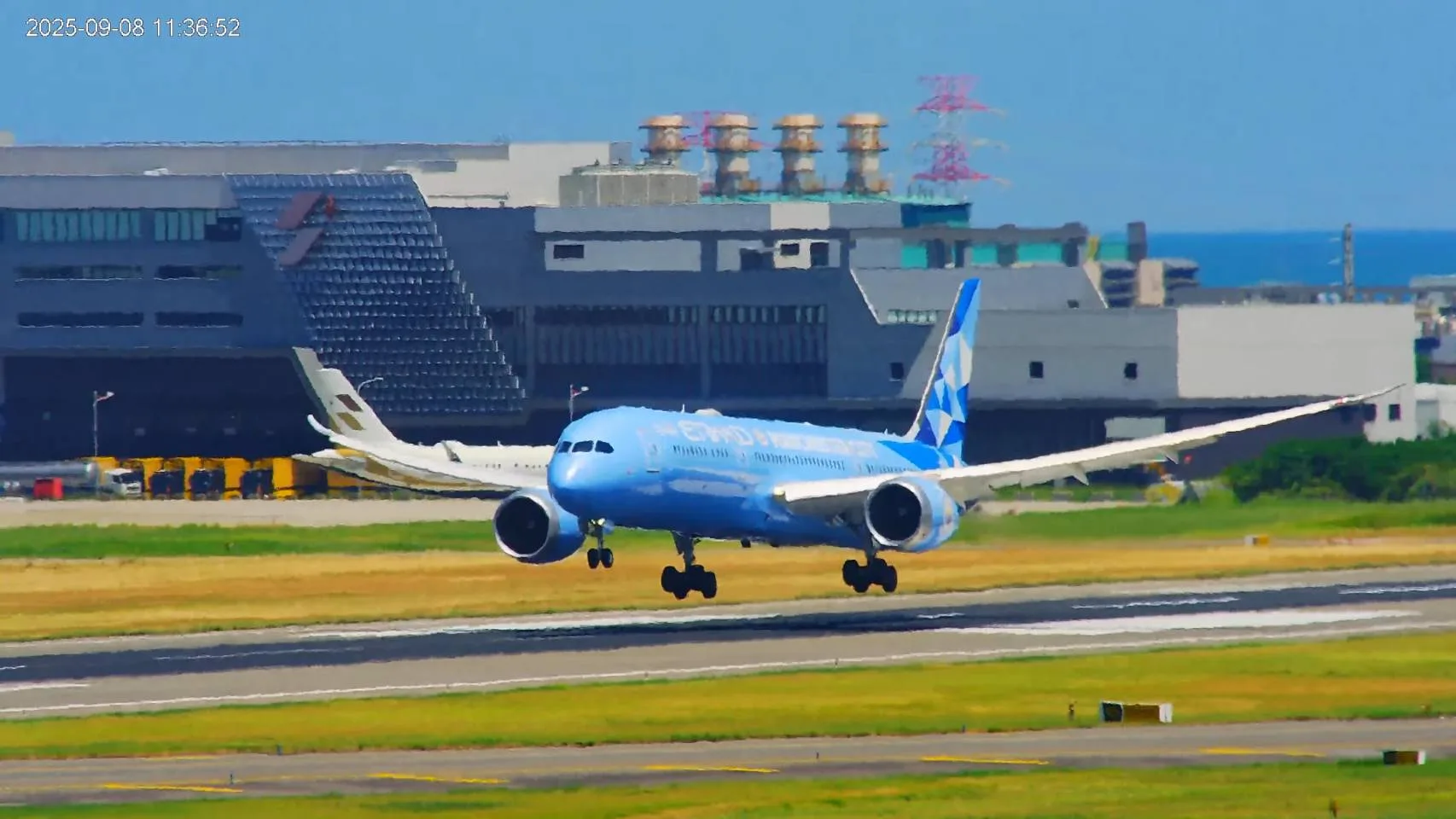 阿提哈德航空正式首航台北-阿布達比，由波音787客機執飛，旅客可透過阿布達比航線轉機至倫敦、巴黎等歐洲目的地。翻攝自FB桃園國際機場